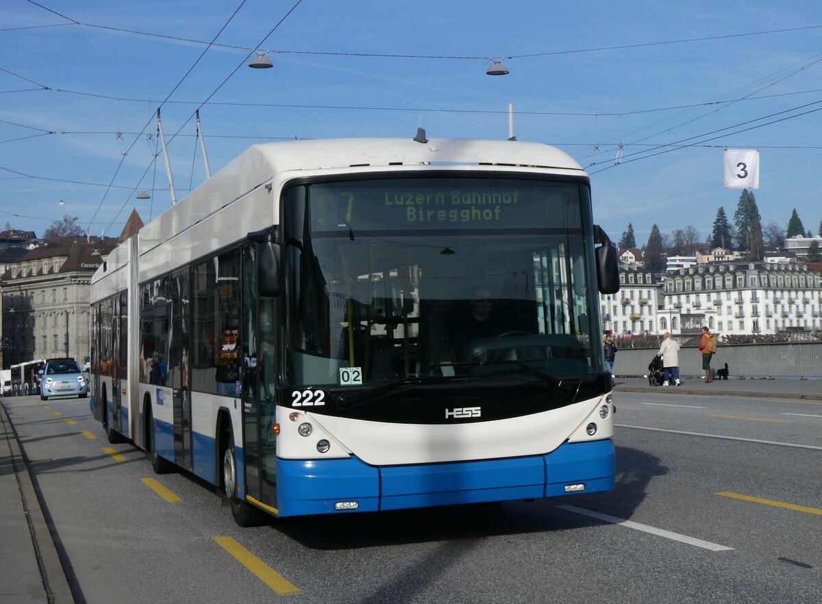 (259'148) - VBL Luzern - Nr. 222 - Hess/Hess Gelenktrolleybus am 6. Februar 2024 in Luzern, Bahnhofbr�cke