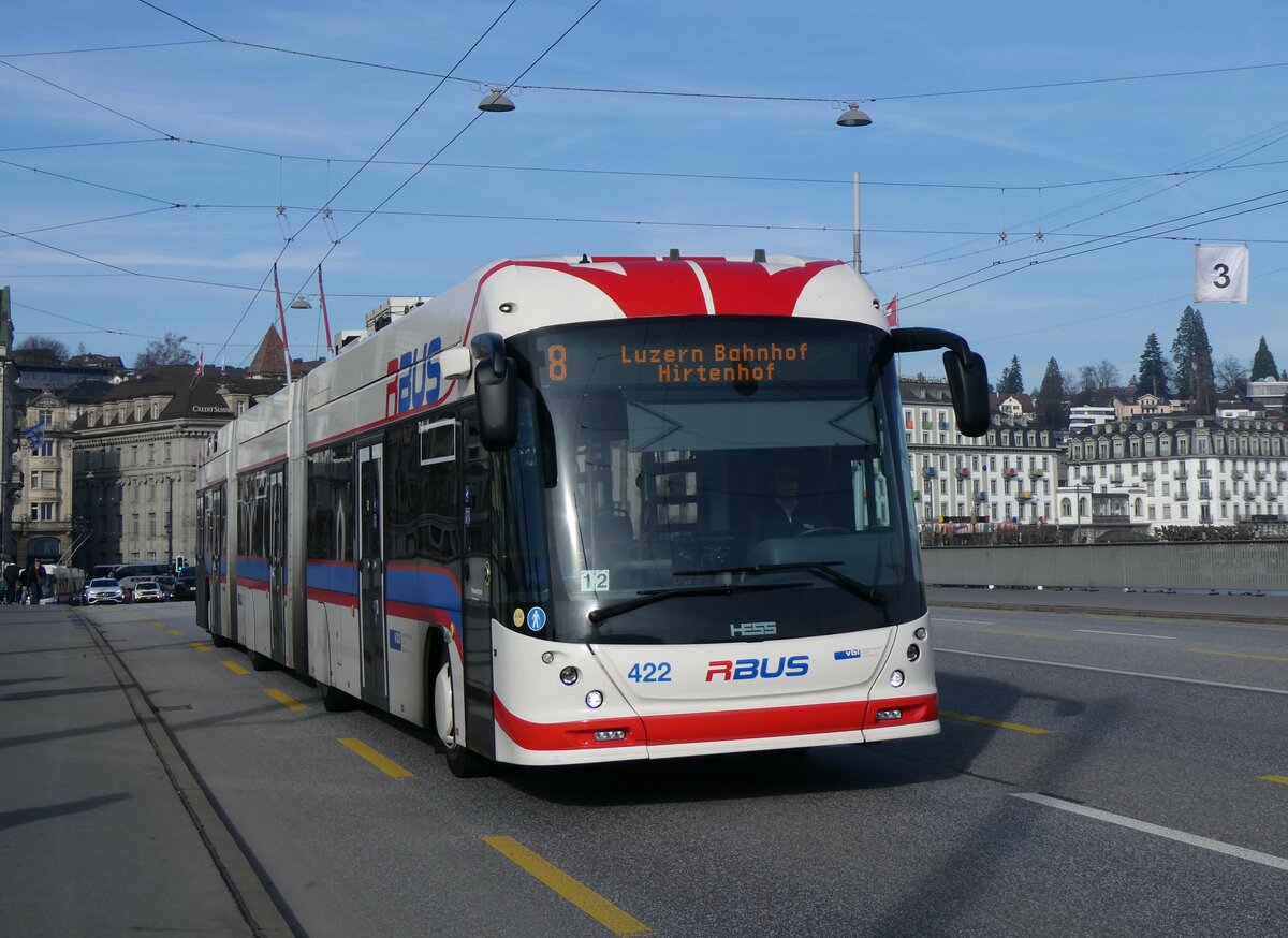 (259'154) - VBL Luzern - Nr. 422 - Hess/Hess Doppelgelenktrolleybus am 6. Februar 2024 in Luzern, Bahnhofbr�cke
