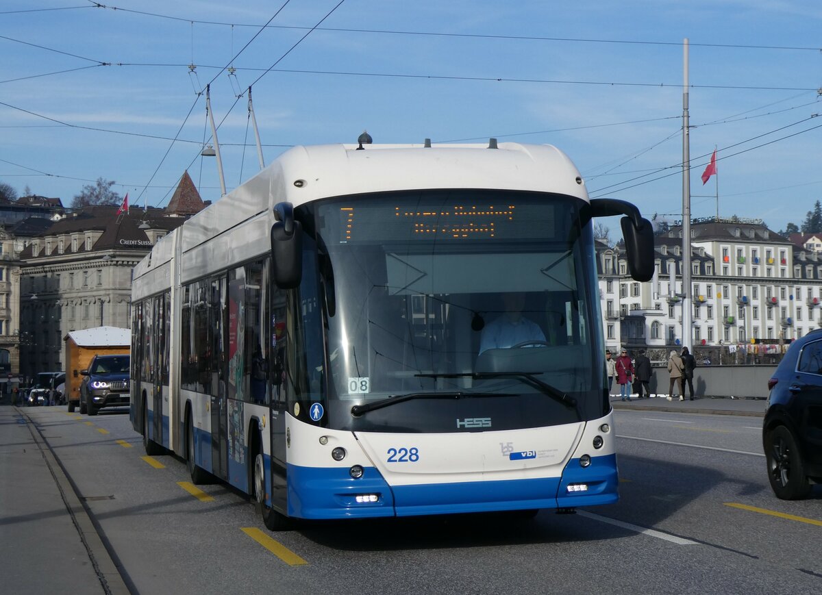 (259'155) - VBL Luzern - Nr. 228 - Hess/Hess Gelenktrolleybus am 6. Februar 2024 in Luzern, Bahnhofbr�cke