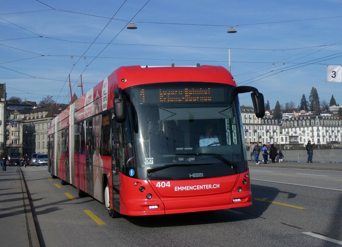 (259'159) - VBL Luzern - Nr. 404 - Hess/Hess Doppelgelenktrolleybus am 6. Februar 2024 in Luzern, Bahnhofbr�cke
