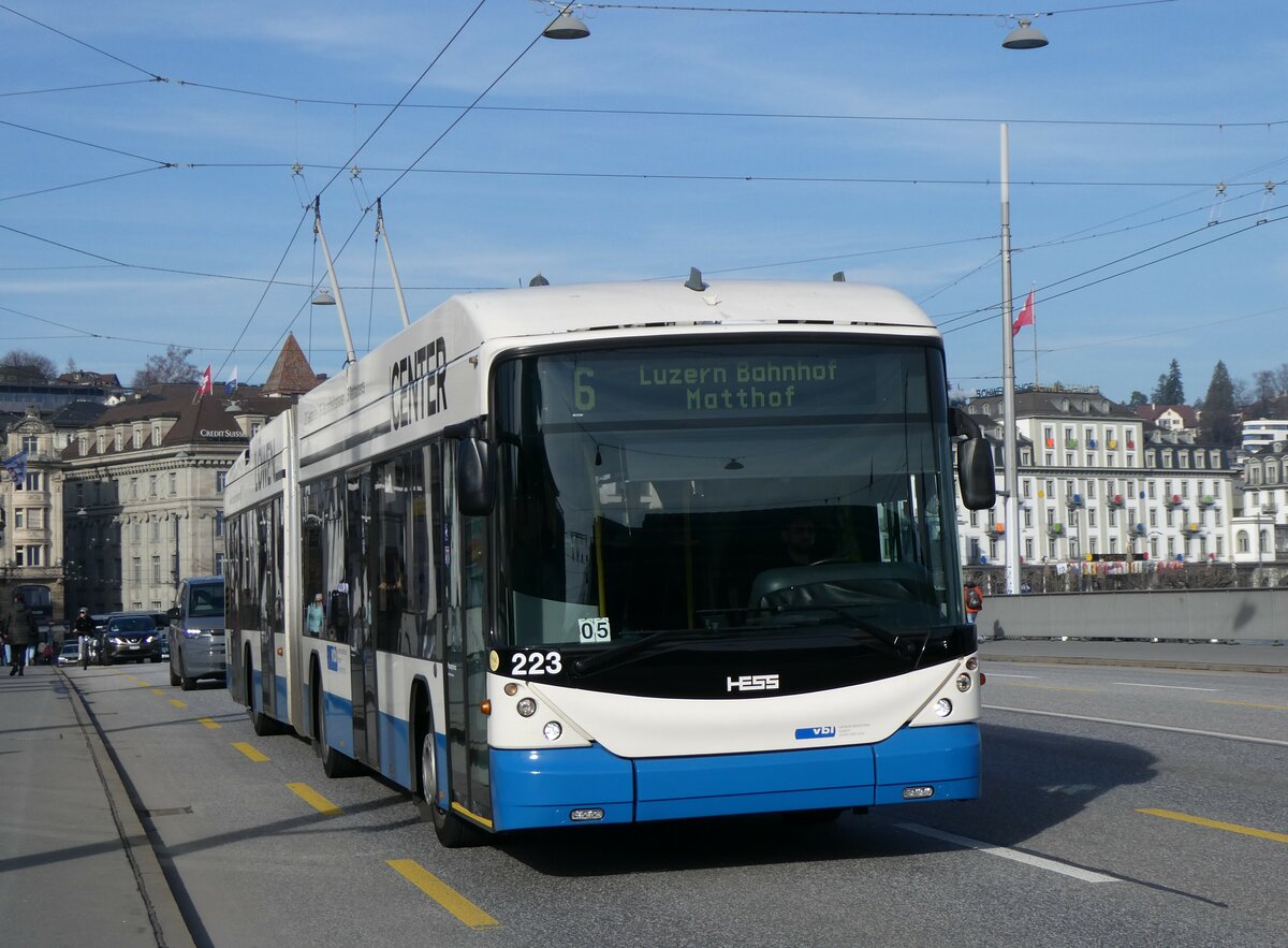 (259'161) - VBL Luzern - Nr. 223 - Hess/Hess Gelenktrolleybus am 6. Februar 2024 in Luzern, Bahnhofbr�cke