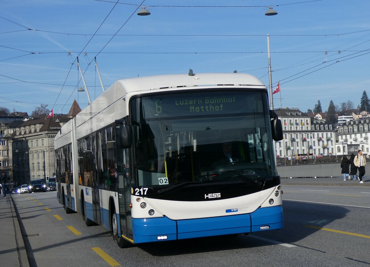 (259'171) - VBL Luzern - Nr. 217 - Hess/Hess Gelenktrolleybus am 6. Februar 2024 in Luzern, Bahnhofbr�cke