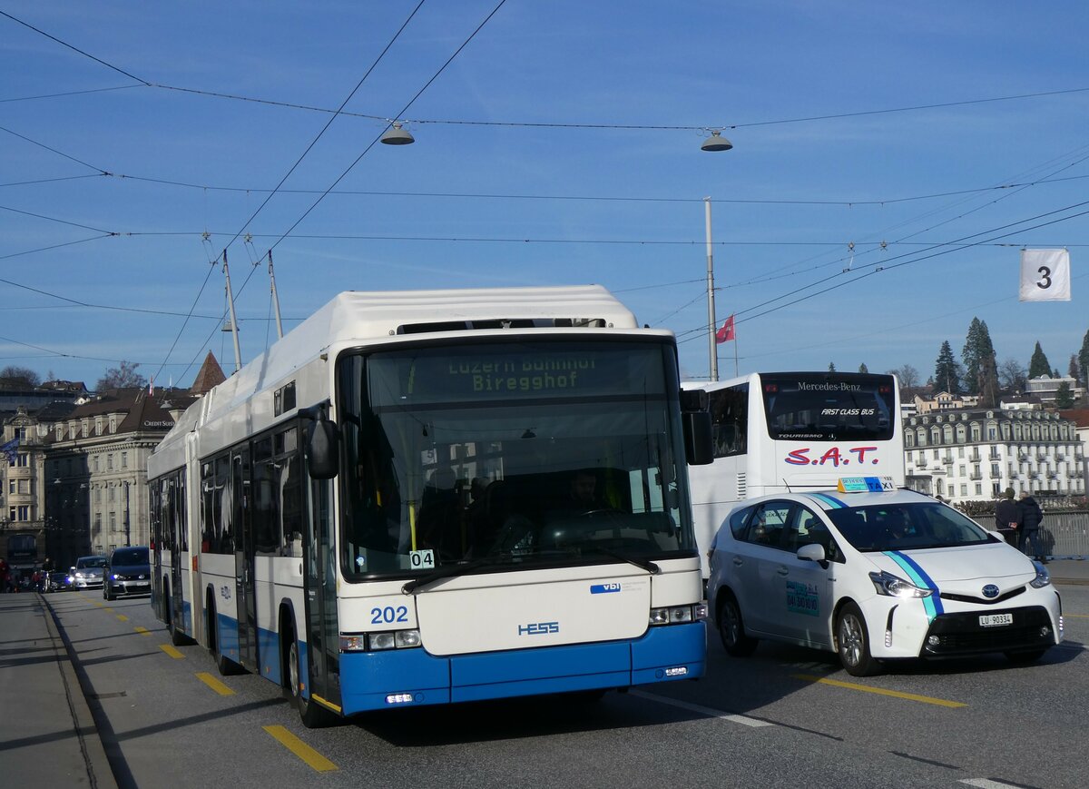 (259'176) - VBL Luzern - Nr. 202 - Hess/Hess Gelenktrolleybus am 6. Februar 2024 in Luzern, Bahnhofbr�cke