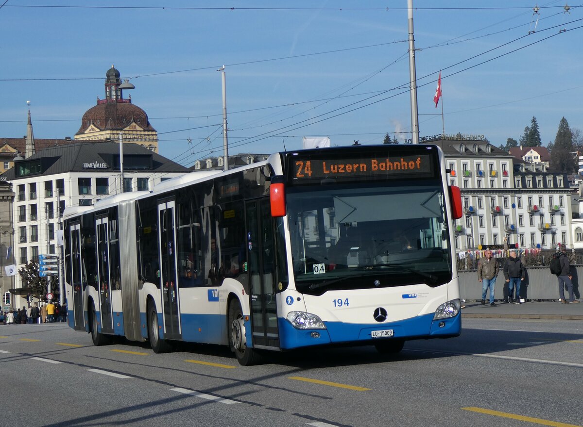 (259'179) - VBL Luzern - Nr. 194/LU 15'009 - Mercedes am 6. Februar 2024 in Luzern, Bahnhofbr�cke