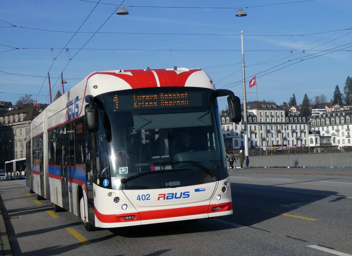 (259'193) - VBL Luzern - Nr. 402 - Hess/Hess Doppelgelenktrolleybus am 6. Februar 2024 in Luzern, Bahnhofbr�cke 