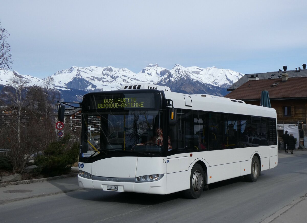 (259'355) - Lathion, Sion - Nr. 19/VS 197'617 - Solaris (ex Interbus, Yverdon Nr. 42; ex BRH ViaBus, D-Speyer; ex FirstGroup RheinNeckar, D-Speyer) am 16. Februar 2024 in Haute-Nendaz, T�l�cabine