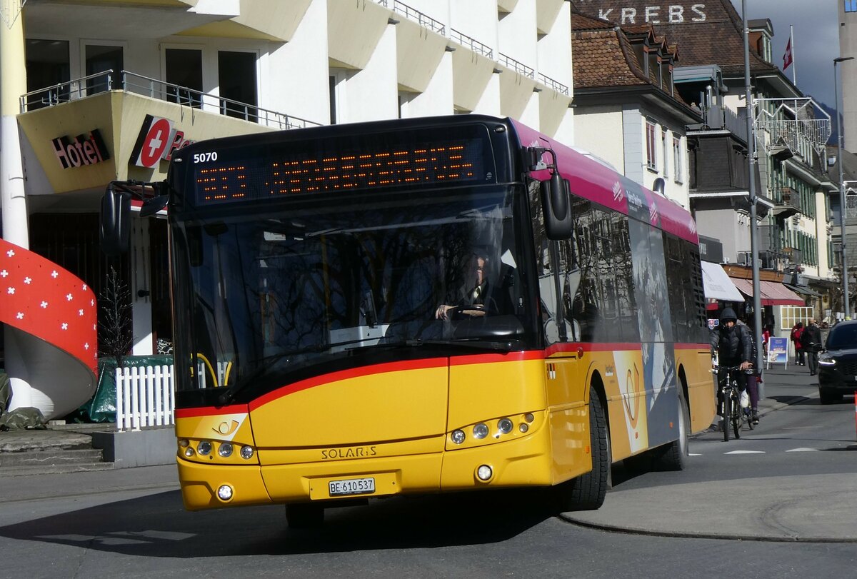 (259'497) - PostAuto Bern - BE 610'537/PID 5070 - Solaris am 20. Februar 2024 beim Bahnhof Interlaken West