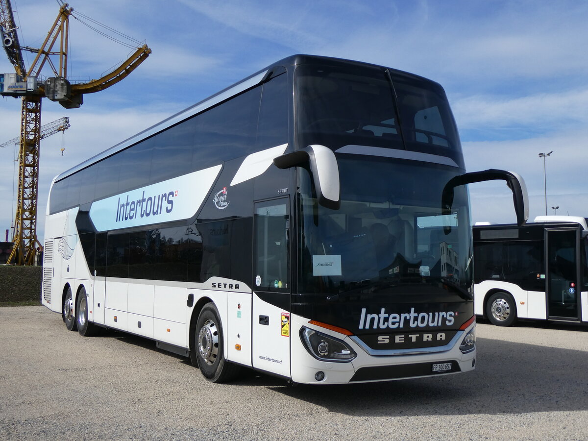 (259'864) - Intertours, Domdidier - FR 300'657 - Setra am 2. M�rz 2024 in Domdidier, Garage