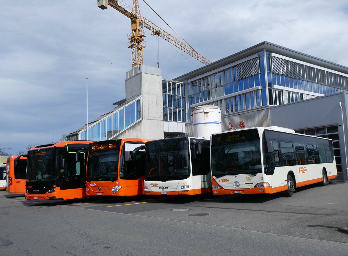 (259'939) - RBS Worblaufen - Nr. 28/BE 678'928 - eScania + Nr. 10/BE 535'310 - Mercedes + Nr. 19/BE 666'119 - MAN + Nr. 3/BE 767'003 - Mercedes am 3. M�rz 2024 in Worblaufen, Garage