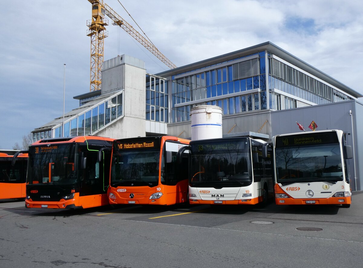 (259'942) - RBS Worblaufen - Nr. 28/BE 678'928 - eScania + Nr. 10/BE 535'310 - Mercedes + Nr. 19/BE 666'119 - MAN + Nr. 3/BE 767'003 - Mercedes am 3. M�rz 2024 in Worblaufen, Garage