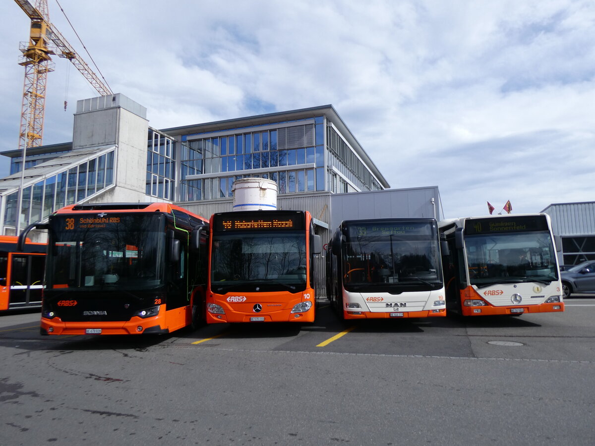 (259'943) - RBS Worblaufen - Nr. 28/BE 678'928 - eScania + Nr. 10/BE 535'310 - Mercedes + Nr. 19/BE 666'119 - MAN + Nr. 3/BE 767'003 - Mercedes am 3. M�rz 2024 in Worblaufen, Garage