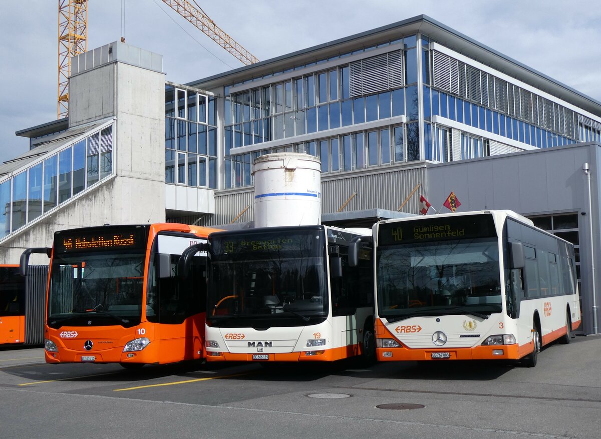 (259'948) - RBS Worblaufen - Nr. 10/BE 535'310 - Mercedes + Nr. 19/BE 666'119 - MAN + Nr. 3/BE 767'003 - Mercedes am 3. M�rz 2024 in Worblaufen, Garage
