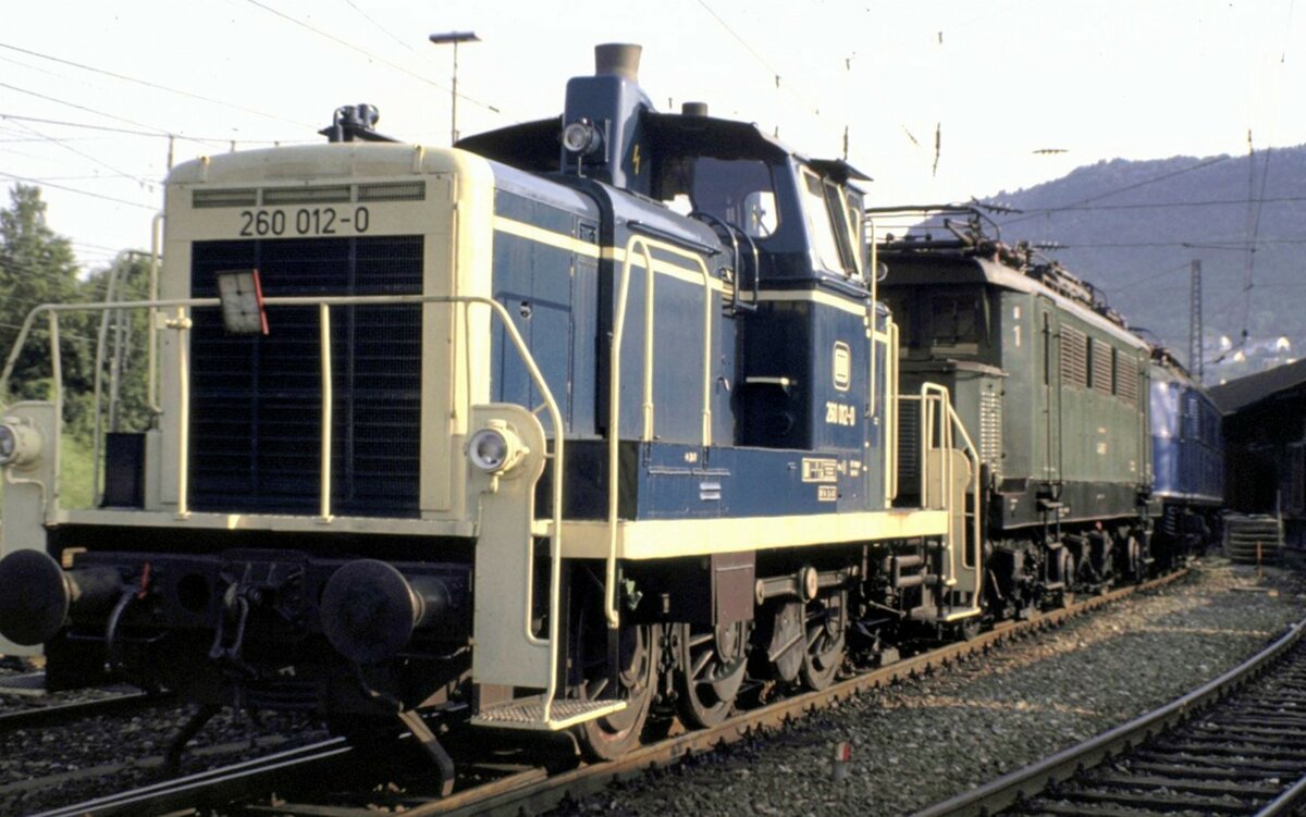 260 012-0 verschiebt 144  081-7 und 118 050-4 in Geislingen / Steige für das Jubiläum 50 Jahre Elektrifizierung der Steigeam 24.06.1983.
