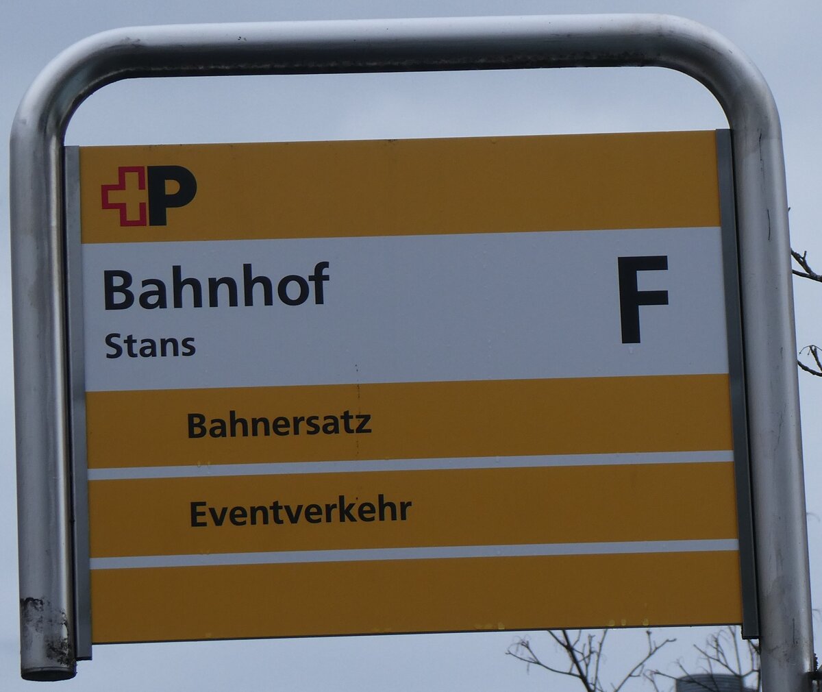 (260'291) - +P-Haltestellenschild - Stans, Bahnhof - am 12. M�rz 2024
