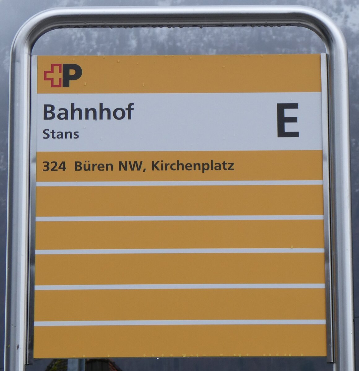 (260'292) - +P-Haltestellenschild - Stans, Bahnhof - am 12. M�rz 2024