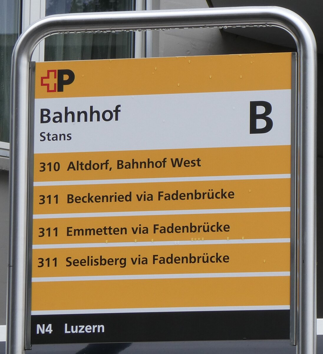 (260'297) - +P-Haltestellenschild - Stans, Bahnhof - am 12. M�rz 2024