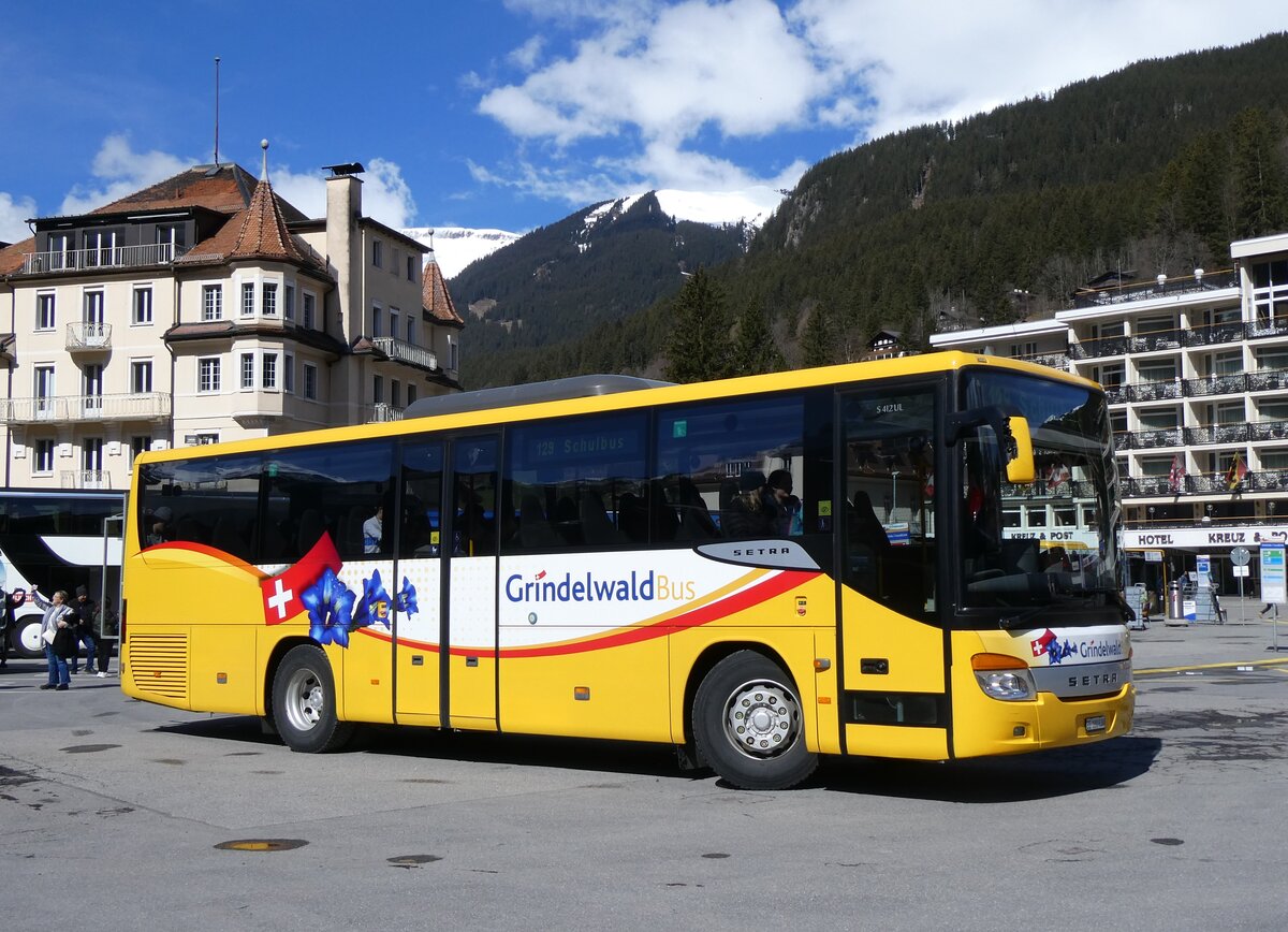 (260'533) - GrindelwaldBus, Grindelwald - Nr. 21/BE 100'930 - Setra am 19. M�rz 2024 beim Bahnhof Grindelwald