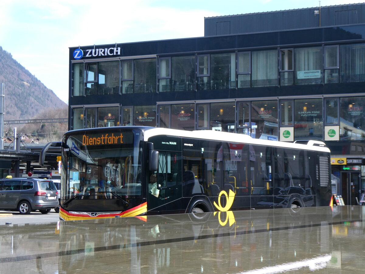 (260'621) - PostAuto Bern - BE 653'384/PID 12'063 - MAN am 22. M�rz 2024 beim Bahnhof Interlaken Ost (Teilaufnahme)