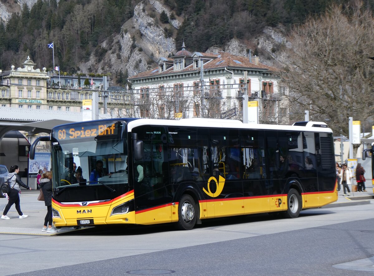 (260'694) - PostAuto Bern - BE 675'387/PID 12'066 - MAN am 26. Mrz 2024 beim Bahnhof Interlaken West