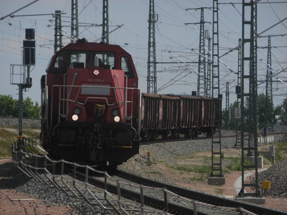 261 026 mit Schrott beladenen Wagen in der G�terumfahrung am Bahnhof Halle (Saale) Hbf am 15.5.17