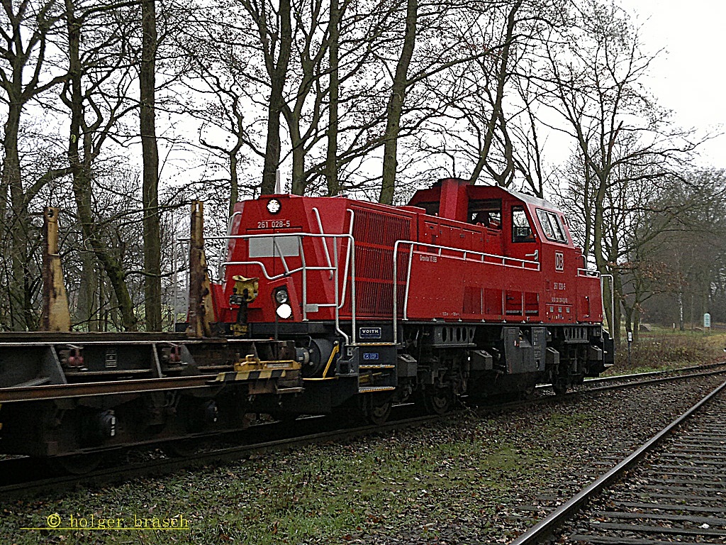 261 028-5 fuhr mit einen g�terzug am 28.11.12 von koops beim glinder bhf