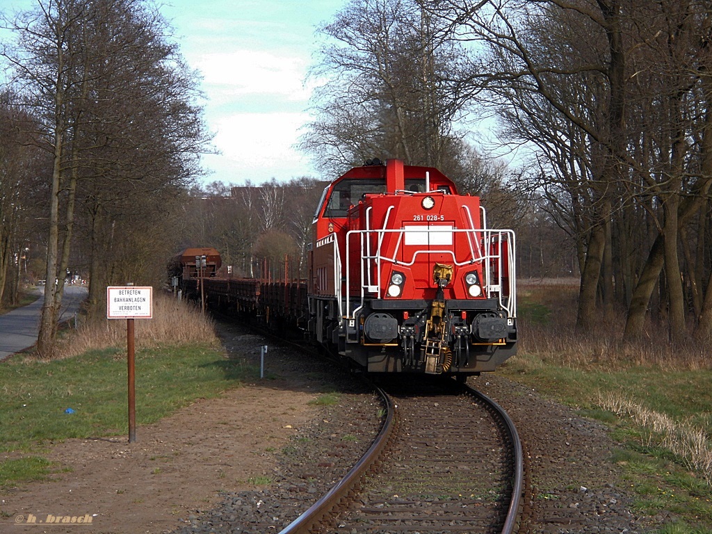 261 028-5 kurz vor der abfahrt mit einen g�terzug vom bhf glinde am 02.02.14