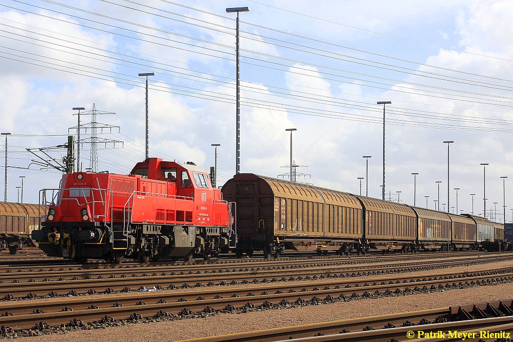 261 036 mit Güterzug im Hafenbahnhof Alte Süderelbe am 01.04.2015