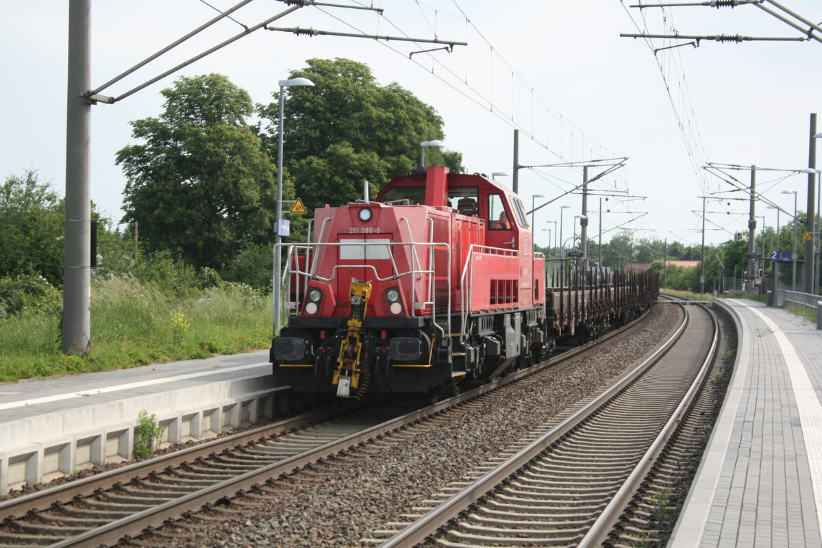 261 080 mit einem G�terzug bei der Durchfahrt in Z�beritz am 9.6.21