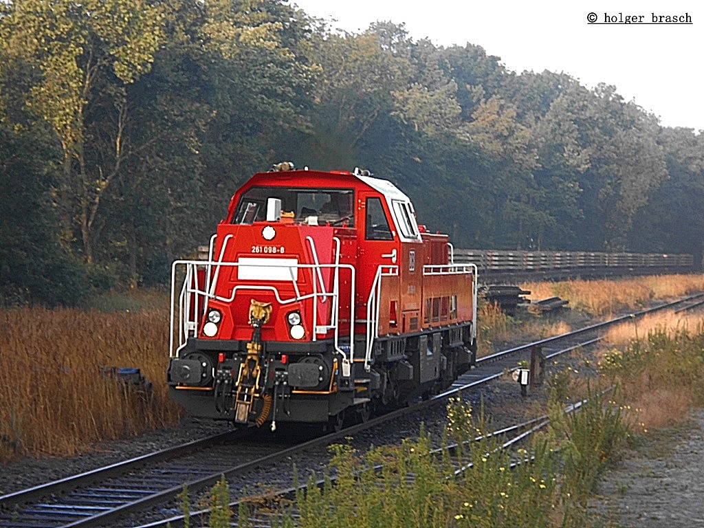 261 098-8 rangiert am fr�hen morgen bei sonnenaufgang im bhf glinde am 12.08.13