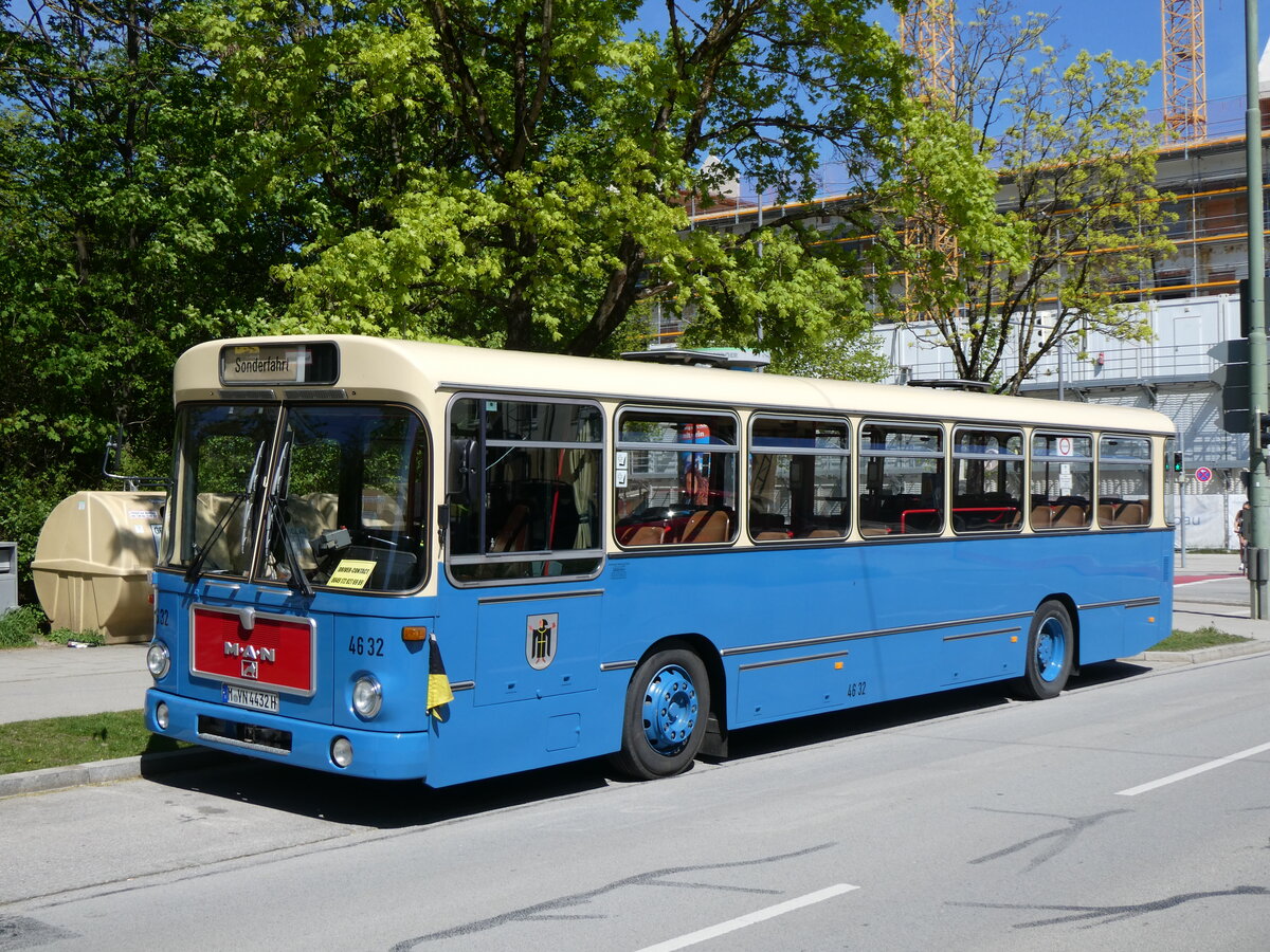 (261'244) - MVG M�nchen (OCM) - M-YN 4432H - MAN am 13. April 2024 in M�nchen, Marktplatz