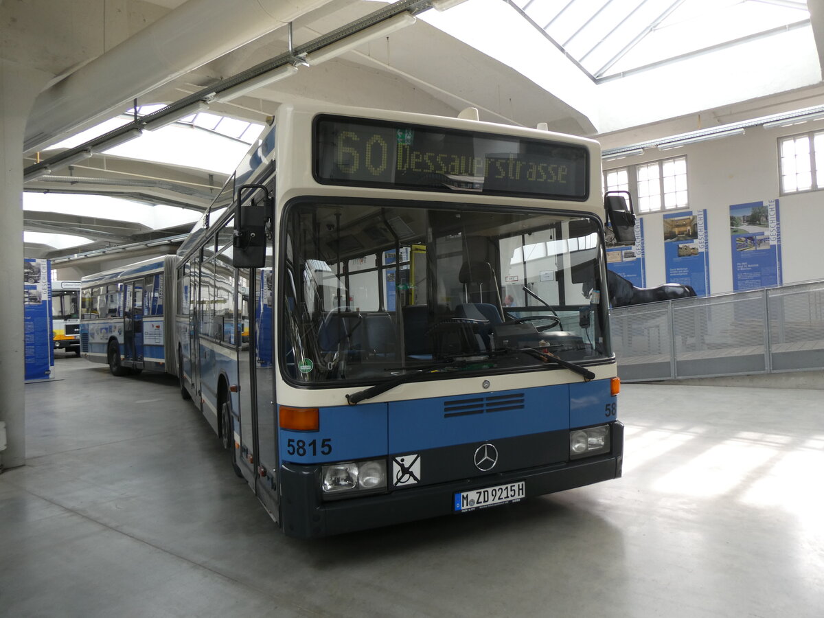 (261'260) - MVG M�nchen (OCM) - Nr. 5815/M-ZD 9215H - Mercedes am 13. April 2024 in M�nchen, MVG-Museum