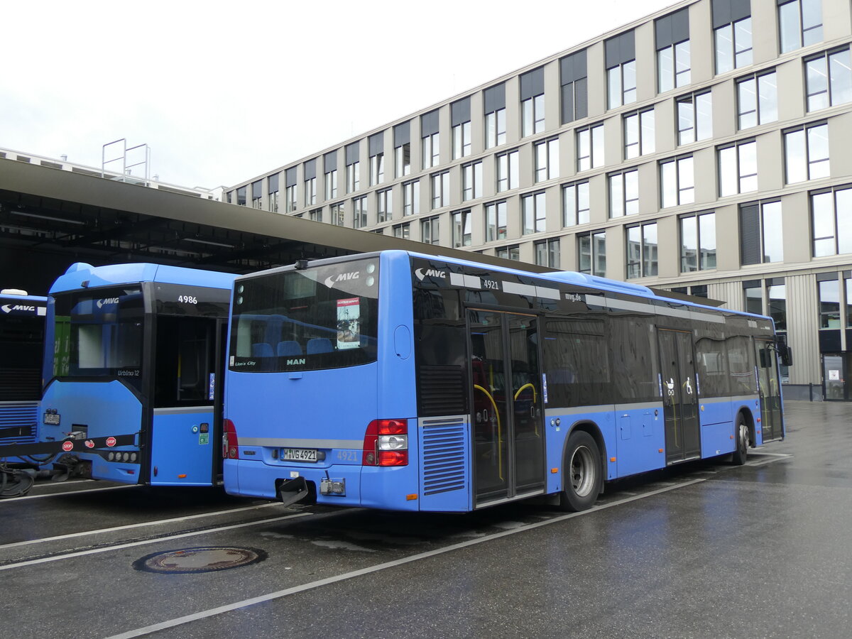 (261'466) - MVG M�nchen - Nr. 4921/M-VG 4921 - MAN am 15. April 2024 in Moosach, Betriebshof