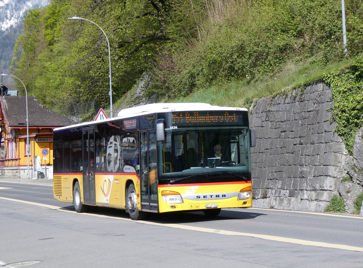 (261'690) - Fl�ck, Brienz - Nr. 2/BE 435'742/PID 5636 - Setra am 25. April 2024 beim Bahnhof Brienz