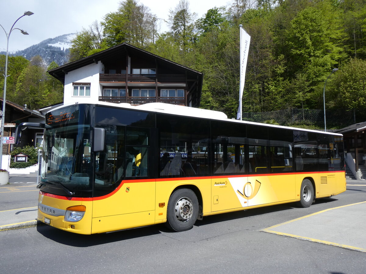 (261'693) - Fl�ck, Brienz - Nr. 2/BE 435'742/PID 5636 - Setra am 25. April 2024 beim Bahnhof Brienz