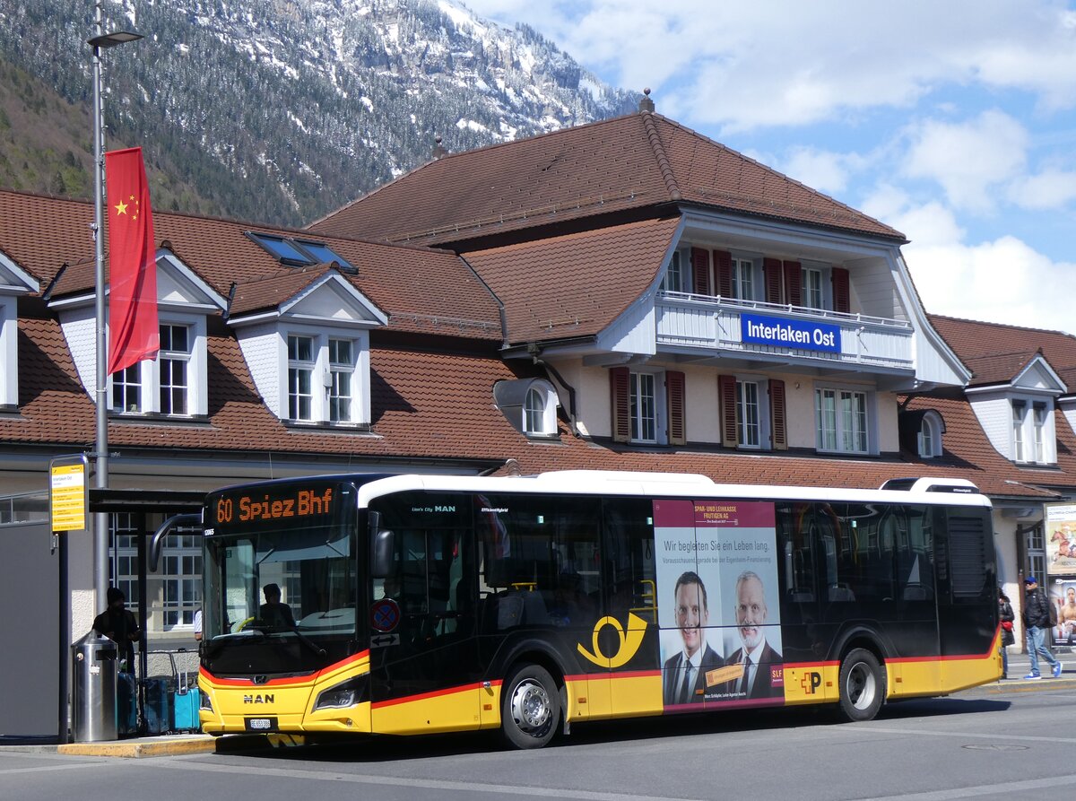 (261'716) - PostAuto Bern - BE 653'386/PID 12'065 - MAN am 25. April 2024 beim Bahnhof Interlaken Ost
