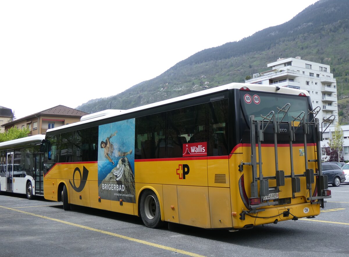 (261'824) - PostAuto Wallis - VS 445'903/PID 10'454 - Iveco am 29. April 2024 in Brig, Garage