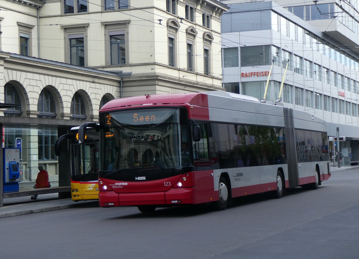 (261'884) - SW Winterthur - Nr. 123 - Hess/Hess Gelenktrolleybus am 4. Mai 2024 beim Hauptbahnhof Winterthur