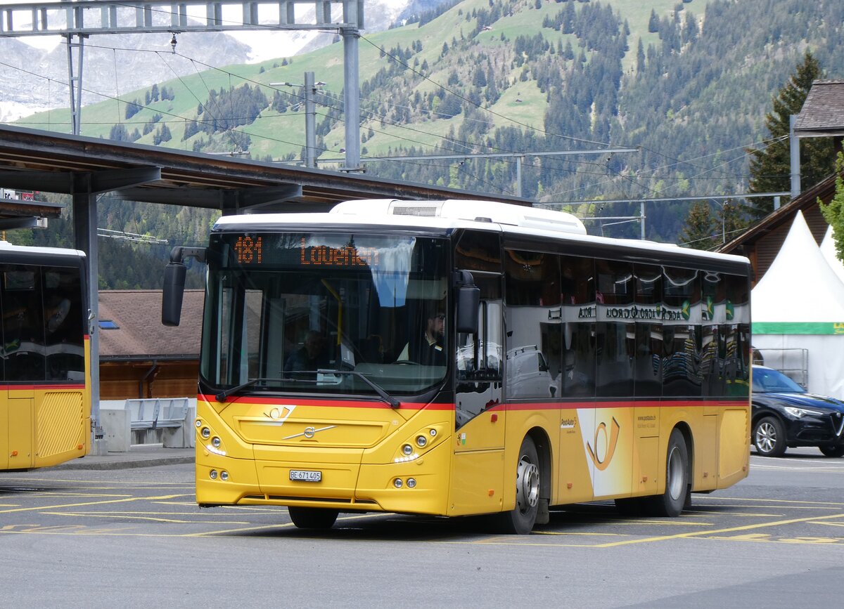 (262'456) - K�bli, Gstaad - BE 671'405/PID 11'459 - Volvo (ex BE 21'779) am 17. Mai 2024 beim Bahnhof Gstaad