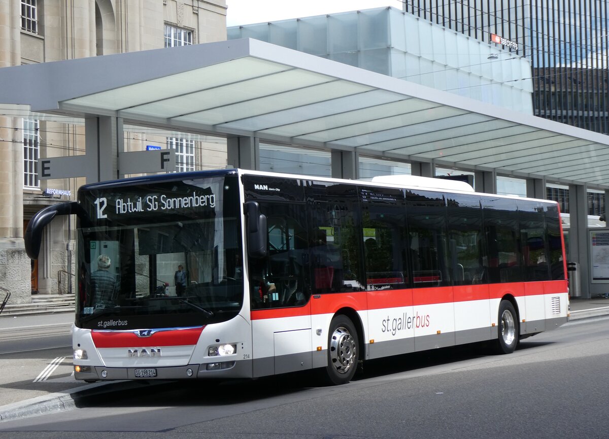 (262'850) - St. Gallerbus, St. Gallen - Nr. 214/SG 198'214 - MAN am 24. Mai 2024 beim Bahnhof St. Gallen