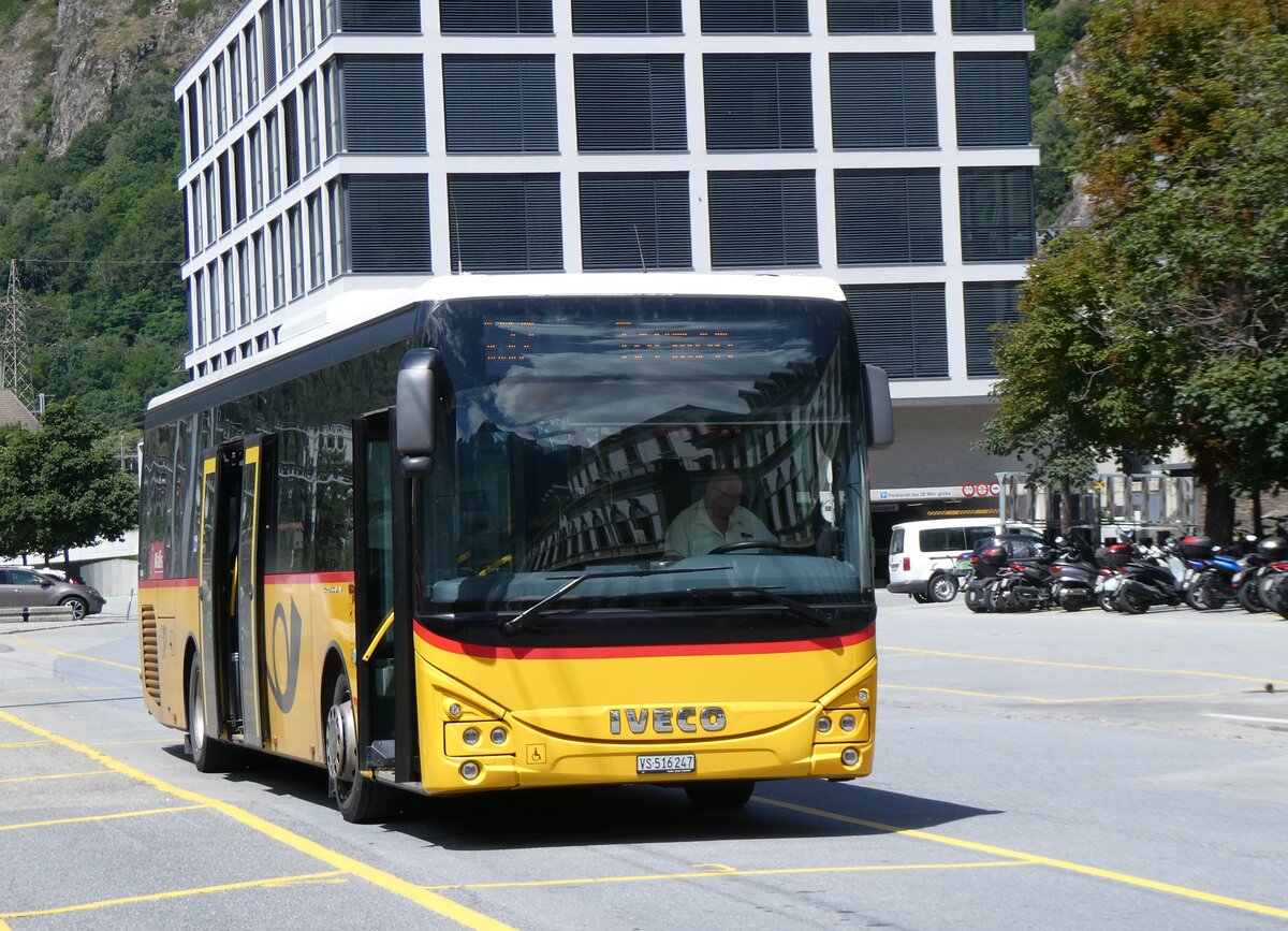 (263'980) - PostAuto Wallis - VS 516'247/PID 11'446 - Iveco am 24. Juni 2024 beim Bahnhof Brig