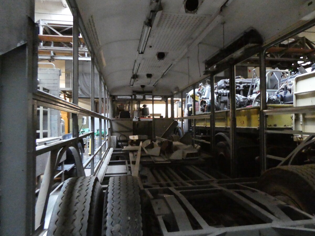 (264'037) - VBZ Z�rich (=CS) - Nr. 553 - Saurer/Saurer (ex Nr. 201) am 27. Juni 2024 in Arbon, Saurermuseum Depot (Innenaufnahme; 1. Gelenkautobus der Schweiz!)