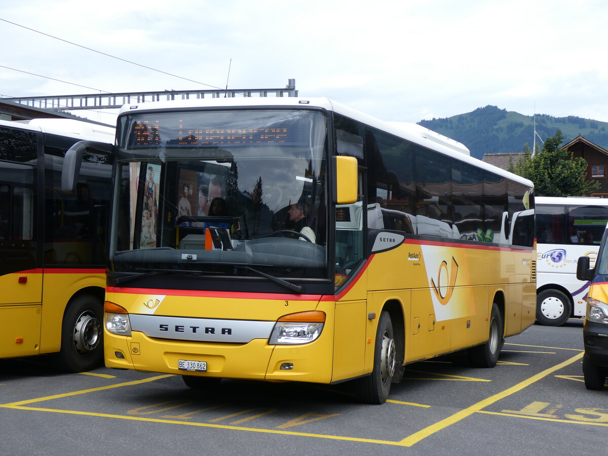 (264'334) - K�bli, Gstaad - Nr. 3/BE 330'862/PID 4535 - Setra am 6. Juli 2024 beim Bahnhof Gstaad