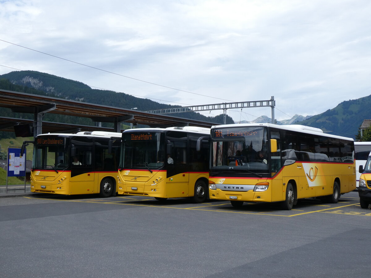 (264'335) - K�bli, Gstaad - Nr. 3/BE 330'862/PID 4535 - Setra am 6. Juli 2024 beim Bahnhof Gstaad