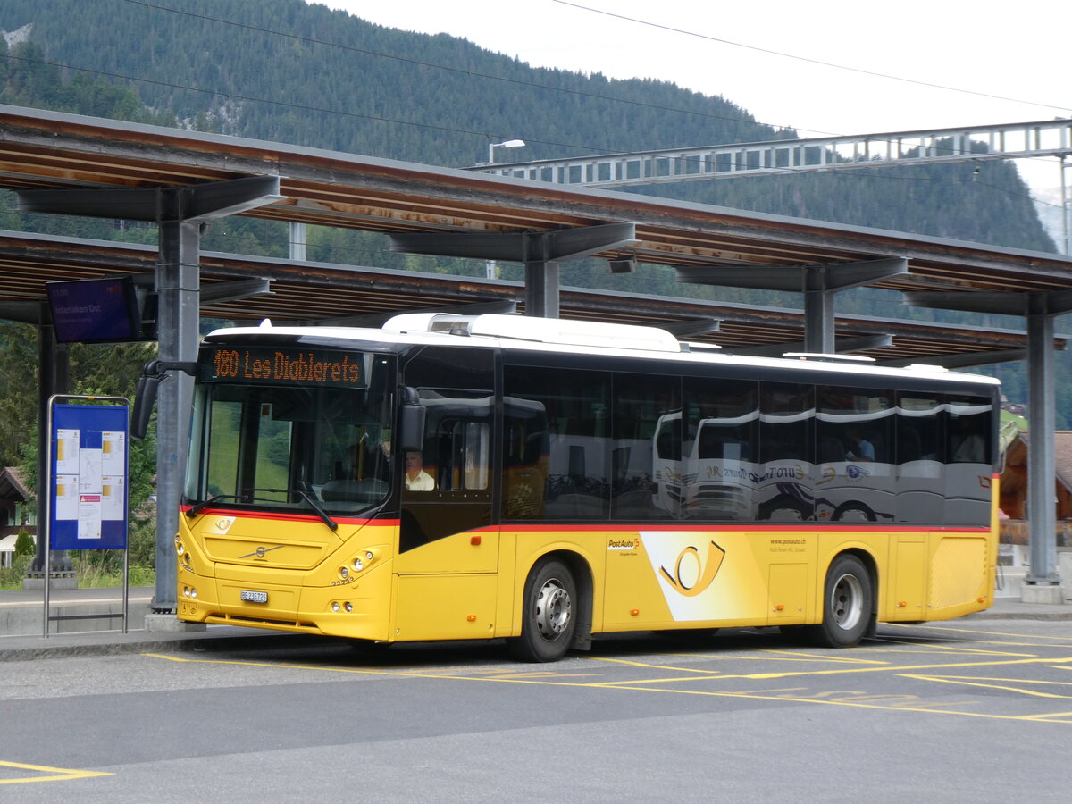 (264'336) - K�bli, Gstaad - BE 235'726/PID 10'535 - Volvo am 6. Juli 2024 beim Bahnhof Gstaad