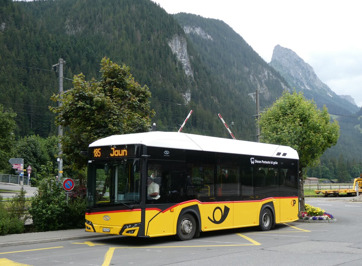 (264'350) - PostAuto Graub�nden - GR 162'994/PID 12'082 - eSolaris am 6. Juli 2024 beim Bahnhof Saanen