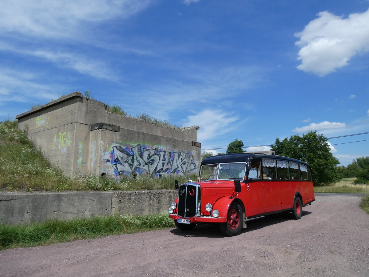 (264'597) - Raab, Bad Drrenberg - MER-K 49H - Saurer/Saurer (ex VDZ/Landerlebniswelt, Bad Drrenberg: ex Fankhauser, CH-Arzier; ex AFA Adelboden/CH Nr. 15; ex P 23'052; ex P 2076) am 10. Juli 2024 in Kreypau, Unvollendete Brcke