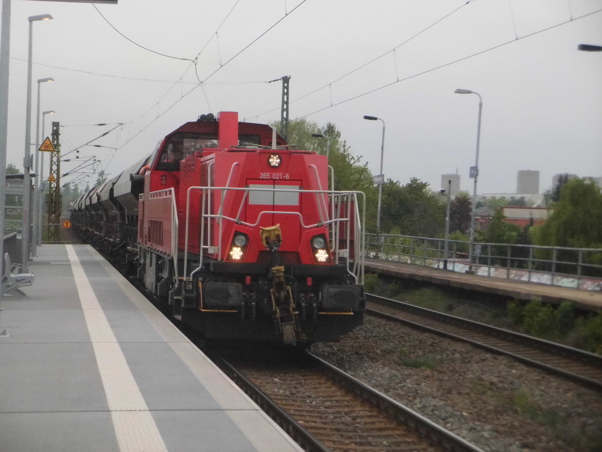 265 021-6 mit einen G�terzug bei der durchfahrt in Halle-Rosengarten am 4.5.17