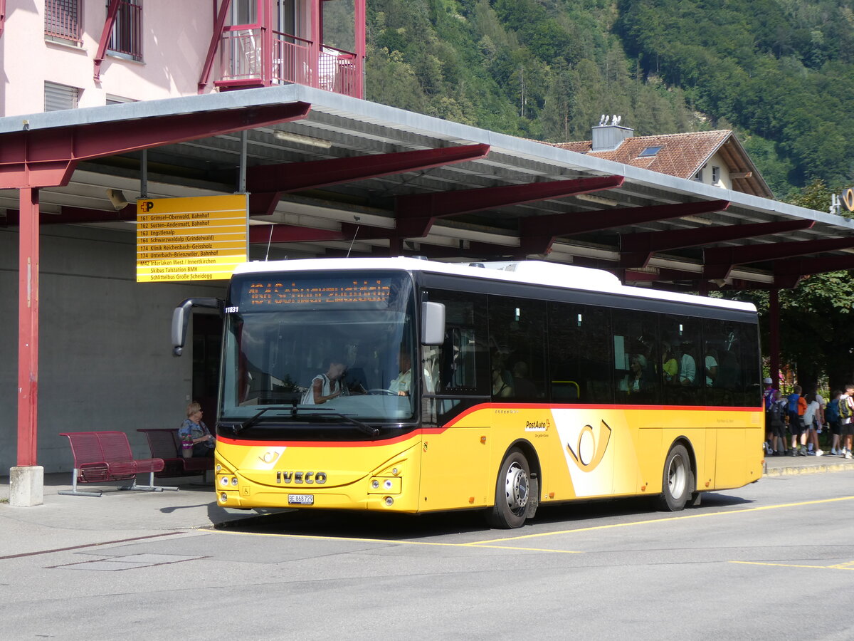 (265'059) - Flck, Brienz - Nr. 29/BE 868'729/PID 11'831 . Iveco am 27. Juli 2024 in Meiringen, Postautostation