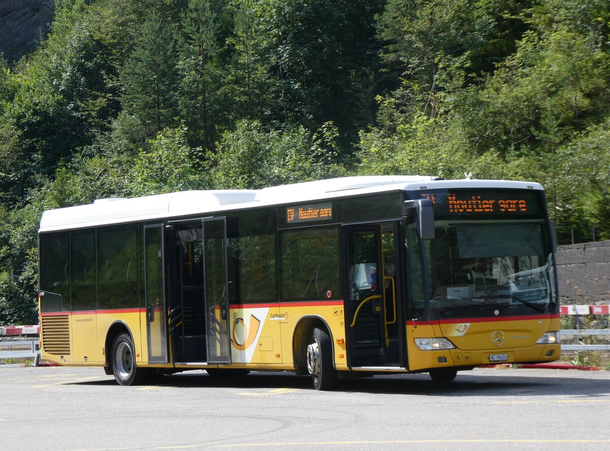(265'266) - CarPostal Ouest - NE 98'400/PID 5187 - Mercedes am 30. Juli 2024 beim Bahnhof G�nsbrunnen