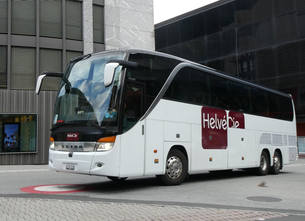 (265'375) - Helv�Cie, Satigny - Nr. 20'029/GE 960'939 - Setra am 3. August 2024 beim Bahnhof Visp